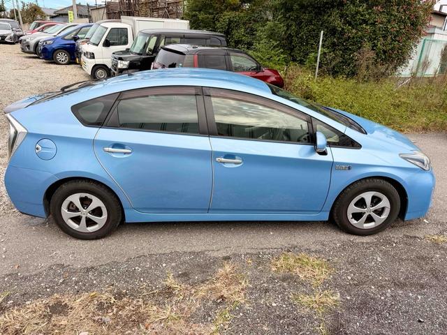 プリウスＰＨＶ Ｓ　ＥＴＣ　ナビ　アルミホイール　ＨＩＤ　ＣＶＴ　シートヒーター　スマートキー　電動格納ミラー　盗難防止システム　衝突安全ボディ　ＡＢＳ　エアコン　パワーステアリング　パワーウィンドウ　運転席エアバッグ（13枚目）