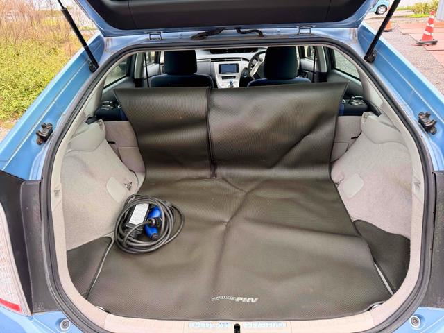プリウスＰＨＶ Ｓ　ＥＴＣ　ナビ　アルミホイール　ＨＩＤ　ＣＶＴ　シートヒーター　スマートキー　電動格納ミラー　盗難防止システム　衝突安全ボディ　ＡＢＳ　エアコン　パワーステアリング　パワーウィンドウ　運転席エアバッグ（18枚目）