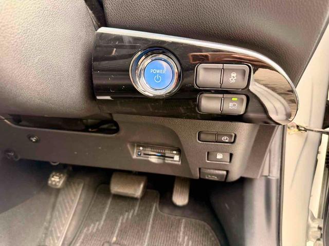 プリウスＰＨＶ Ｓナビパッケージ　ドライブレコーダー　ＥＴＣ　レーンアシスト　オートクルーズコントロール　衝突被害軽減システム　バックカメラ　アルミホイール　オートマチックハイビーム　ＬＥＤヘッドランプ　ＣＶＴ　シートヒーター（4枚目）