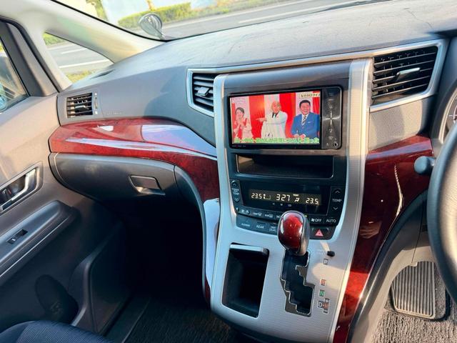 ヴェルファイア 2.4V ETC バックカメラ TV クリアランスソナー 両側スライド・片側電動 HID スマートキー 後席モニター 3列シート オットマン CVT アルミホイール ミュージックプレイヤー接続可(4枚目)