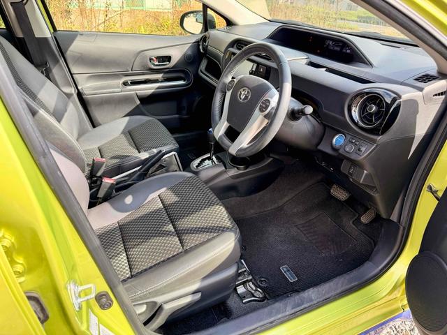 アクア Ｘ－アーバン　ＥＴＣ　バックカメラ　ナビ　ＴＶ　アルミホイール　スマートキー　電動格納ミラー　ＣＶＴ　衝突安全ボディ　ＡＢＳ　ＥＳＣ　エアコン　パワーステアリング　パワーウィンドウ　運転席エアバッグ（8枚目）