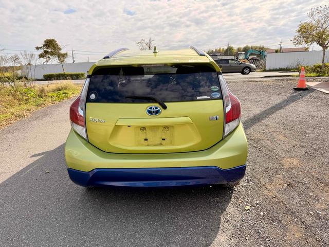 アクア Ｘ－アーバン　ＥＴＣ　バックカメラ　ナビ　ＴＶ　アルミホイール　スマートキー　電動格納ミラー　ＣＶＴ　衝突安全ボディ　ＡＢＳ　ＥＳＣ　エアコン　パワーステアリング　パワーウィンドウ　運転席エアバッグ（16枚目）