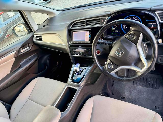 シャトル ハイブリッドＸ　バックカメラ　ナビ　ＴＶ　オートクルーズコントロール　衝突被害軽減システム　アルミホイール　ＬＥＤヘッドランプ　スマートキー　ＡＴ　盗難防止システム　衝突安全ボディ　ＡＢＳ　ＥＳＣ　エアコン（2枚目）