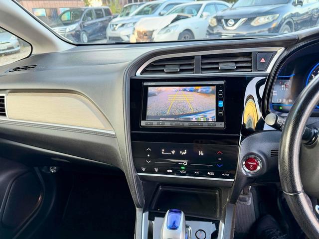 シャトル ハイブリッドＸ　バックカメラ　ナビ　ＴＶ　オートクルーズコントロール　衝突被害軽減システム　アルミホイール　ＬＥＤヘッドランプ　スマートキー　ＡＴ　盗難防止システム　衝突安全ボディ　ＡＢＳ　ＥＳＣ　エアコン（4枚目）