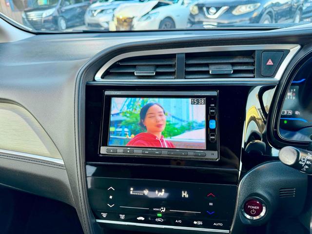 シャトル ハイブリッドＸ　バックカメラ　ナビ　ＴＶ　オートクルーズコントロール　衝突被害軽減システム　アルミホイール　ＬＥＤヘッドランプ　スマートキー　ＡＴ　盗難防止システム　衝突安全ボディ　ＡＢＳ　ＥＳＣ　エアコン（5枚目）