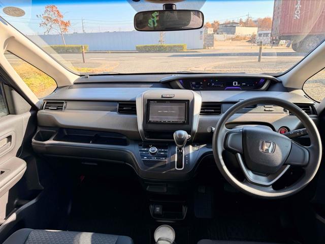 フリード＋ Ｂ　バックカメラ　両側スライドドア　スマートキー　アイドリングストップ　ＣＶＴ　盗難防止システム　衝突安全ボディ　ＡＢＳ　ＥＳＣ　エアコン　パワーステアリング　パワーウィンドウ　運転席エアバッグ（2枚目）