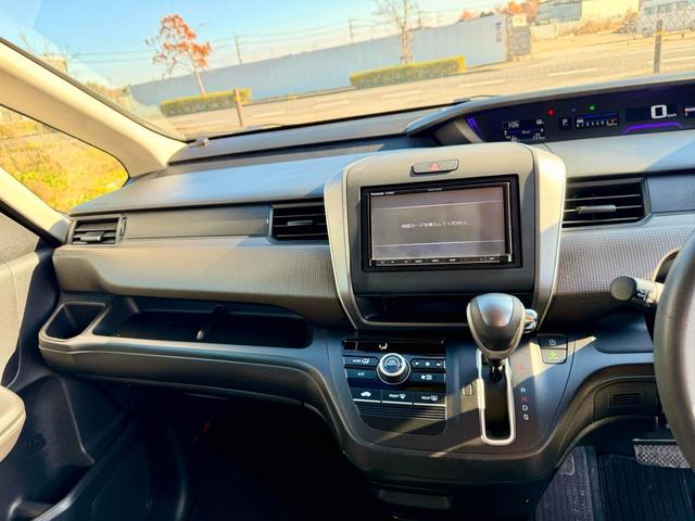 フリード＋ Ｂ　バックカメラ　両側スライドドア　スマートキー　アイドリングストップ　ＣＶＴ　盗難防止システム　衝突安全ボディ　ＡＢＳ　ＥＳＣ　エアコン　パワーステアリング　パワーウィンドウ　運転席エアバッグ（4枚目）