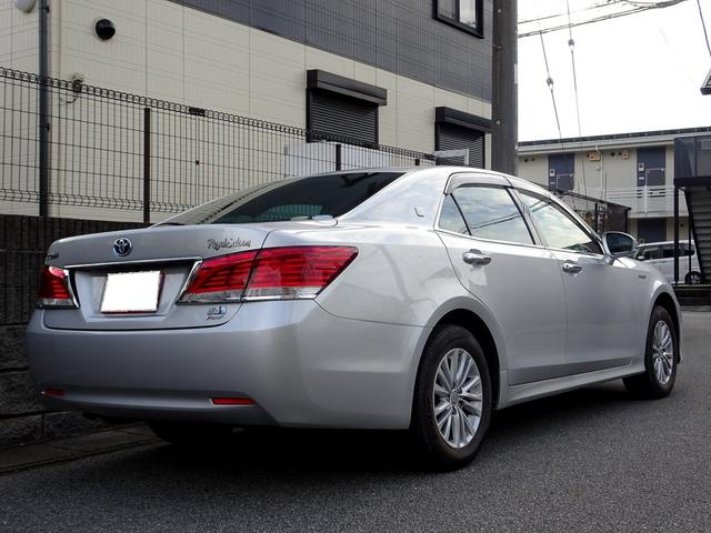 クラウンハイブリッド ロイヤルサルーン　Ｆｏｕｒ　車検９年１１月　４ＷＤ　ナビ　フルセグＴＶ　ＤＶＤ再生機能　ミュージックサーバ　Ｂｌｕｅｔｏｏｔｈ　バックカメラ　スマートキー　シートヒーター　ステアリングヒーター　ＬＥＤライト　ＬＥＤフォグ　ＥＴＣ（5枚目）