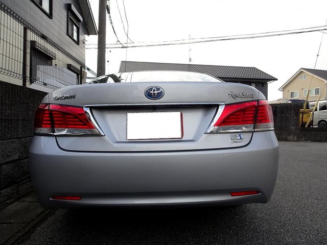 クラウンハイブリッド ロイヤルサルーン　Ｆｏｕｒ　車検９年１１月　４ＷＤ　ナビ　フルセグＴＶ　ＤＶＤ再生機能　ミュージックサーバ　Ｂｌｕｅｔｏｏｔｈ　バックカメラ　スマートキー　シートヒーター　ステアリングヒーター　ＬＥＤライト　ＬＥＤフォグ　ＥＴＣ（7枚目）