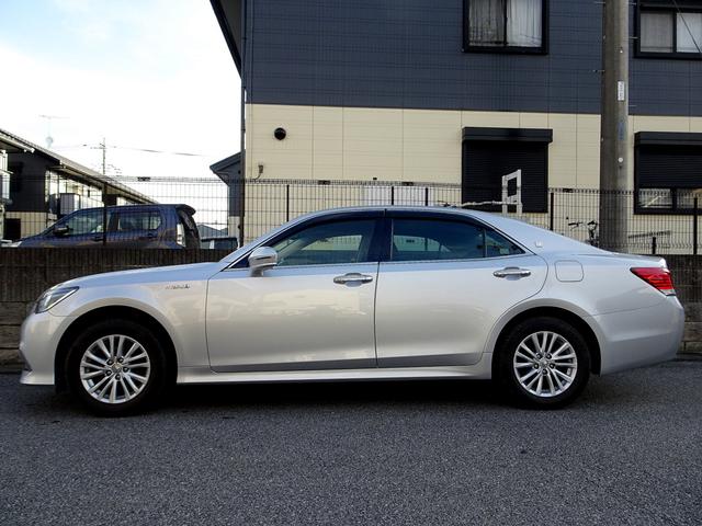 クラウンハイブリッド ロイヤルサルーン　Ｆｏｕｒ　車検９年１１月　４ＷＤ　ナビ　フルセグＴＶ　ＤＶＤ再生機能　ミュージックサーバ　Ｂｌｕｅｔｏｏｔｈ　バックカメラ　スマートキー　シートヒーター　ステアリングヒーター　ＬＥＤライト　ＬＥＤフォグ　ＥＴＣ（9枚目）