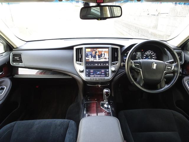 クラウンハイブリッド ロイヤルサルーン　Ｆｏｕｒ　車検９年１１月　４ＷＤ　ナビ　フルセグＴＶ　ＤＶＤ再生機能　ミュージックサーバ　Ｂｌｕｅｔｏｏｔｈ　バックカメラ　スマートキー　シートヒーター　ステアリングヒーター　ＬＥＤライト　ＬＥＤフォグ　ＥＴＣ（10枚目）
