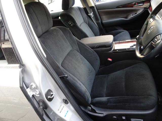 クラウンハイブリッド ロイヤルサルーン　Ｆｏｕｒ　車検９年１１月　４ＷＤ　ナビ　フルセグＴＶ　ＤＶＤ再生機能　ミュージックサーバ　Ｂｌｕｅｔｏｏｔｈ　バックカメラ　スマートキー　シートヒーター　ステアリングヒーター　ＬＥＤライト　ＬＥＤフォグ　ＥＴＣ（11枚目）