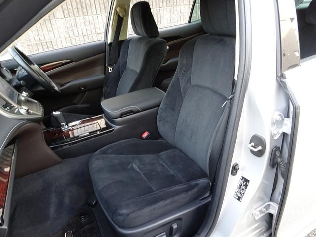 クラウンハイブリッド ロイヤルサルーン　Ｆｏｕｒ　車検９年１１月　４ＷＤ　ナビ　フルセグＴＶ　ＤＶＤ再生機能　ミュージックサーバ　Ｂｌｕｅｔｏｏｔｈ　バックカメラ　スマートキー　シートヒーター　ステアリングヒーター　ＬＥＤライト　ＬＥＤフォグ　ＥＴＣ（12枚目）