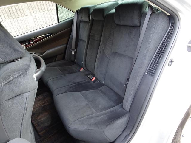 クラウンハイブリッド ロイヤルサルーン　Ｆｏｕｒ　車検９年１１月　４ＷＤ　ナビ　フルセグＴＶ　ＤＶＤ再生機能　ミュージックサーバ　Ｂｌｕｅｔｏｏｔｈ　バックカメラ　スマートキー　シートヒーター　ステアリングヒーター　ＬＥＤライト　ＬＥＤフォグ　ＥＴＣ（13枚目）