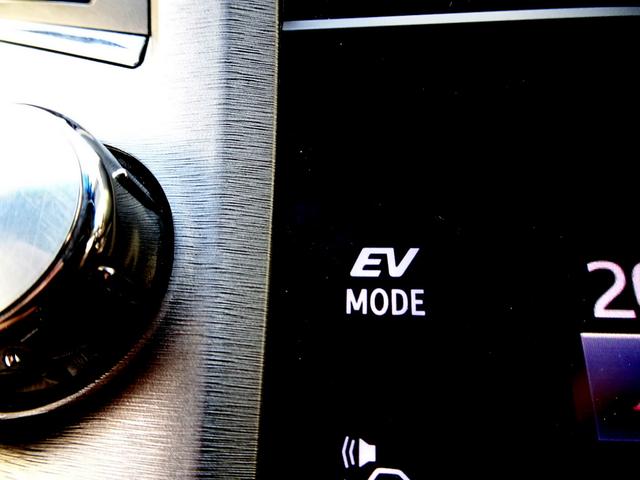 クラウンハイブリッド ロイヤルサルーン　Ｆｏｕｒ　車検９年１１月　４ＷＤ　ナビ　フルセグＴＶ　ＤＶＤ再生機能　ミュージックサーバ　Ｂｌｕｅｔｏｏｔｈ　バックカメラ　スマートキー　シートヒーター　ステアリングヒーター　ＬＥＤライト　ＬＥＤフォグ　ＥＴＣ（30枚目）