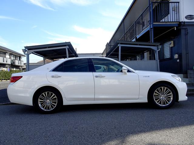 クラウンハイブリッド ロイヤルサルーンＧ　車検９年１１月　ＨＤＤナビ　ＴＶ　ＤＶＤ再生機能　ミュージックサーバ　Ｂｌｕｅｔｏｏｔｈ　バックカメラ　スマートキー　本革シート　シートヒーター　シートクーラー　クルコン　ＨＩＤ　ＬＥＤフォグ　ＥＴＣ（8枚目）