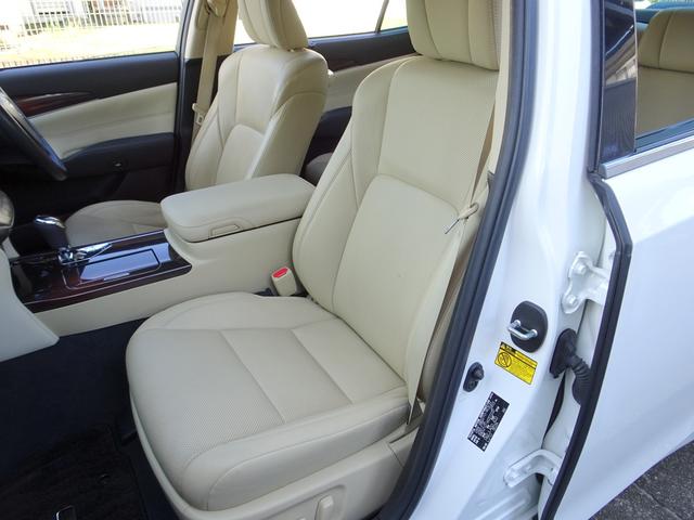 クラウンハイブリッド ロイヤルサルーンＧ　車検９年１１月　ＨＤＤナビ　ＴＶ　ＤＶＤ再生機能　ミュージックサーバ　Ｂｌｕｅｔｏｏｔｈ　バックカメラ　スマートキー　本革シート　シートヒーター　シートクーラー　クルコン　ＨＩＤ　ＬＥＤフォグ　ＥＴＣ（12枚目）