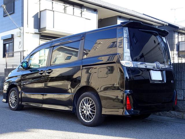 ヴォクシー ハイブリッドＺＳ　車検９年２月２８日　トヨタセーフティセンス　衝突軽減ブレーキ　ナビ　フルセグＴＶ　ＤＶＤ再生機能　Ｂｌｕｅｔｏｏｔｈ　３６０°カメラ　両側パワスラ　スマートキー　ＬＥＤライト　ＬＥＤフォグ　ＥＴＣ（3枚目）