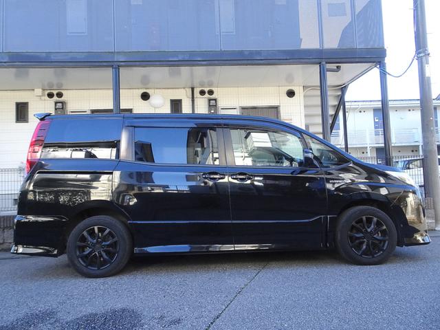 ノア ハイブリッドＳｉ　車検１０年１月　トヨタセーフティセンス　衝突軽減ブレーキ　ナビ　ＴＶ　ＤＶＤ再生機能　Ｂｌｕｅｔｏｏｔｈ　フリップダウンモニター　バックカメラ　両側パワスラ　フルエアロ　ＬＥＤ　ＥＴＣ　前後ドラレコ（8枚目）