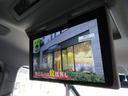 フリップダウンTV/DVDモニターが装着されておりTV&DVDの視聴も可能で後部座席の方もロングドライブ時でも退屈しません。モニターも大型モニターで画面も大きく見やすいです。