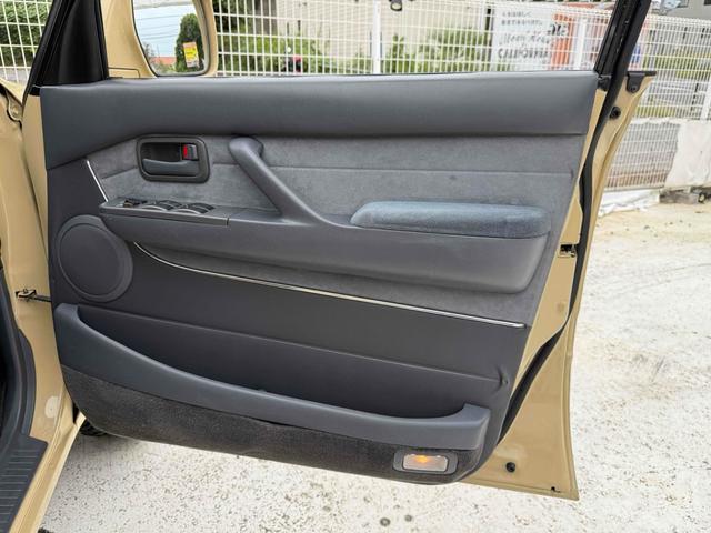 ランドクルーザー８０ ＶＸリミテッド　最終型　ベージュ全塗装　ナローボディ　角目４灯　ブラック１６インチホイール　オレンジウインカー　ＥＴＣ　バックカメラ　フルセグナビ　ＴＯＹＯＴＡグリル　背面レス　ウッドコンビハンドル（34枚目）