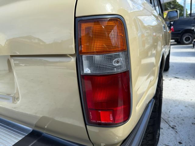 ランドクルーザー８０ ＶＸリミテッド　最終型　ベージュ全塗装　ナローボディ　角目４灯　ブラック１６インチホイール　オレンジウインカー　ＥＴＣ　バックカメラ　フルセグナビ　ＴＯＹＯＴＡグリル　背面レス　ウッドコンビハンドル（78枚目）