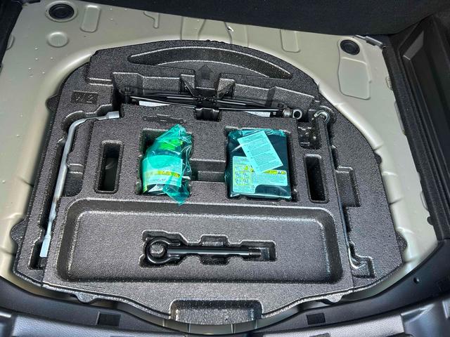 カローラツーリング ハイブリッド　ダブルバイビー５０ミリオンエディション　ＥＴＣ　バックカメラ　ナビ　ＴＶ　クリアランスソナー　オートクルーズコントロール　レーンアシスト　衝突被害軽減システム　アルミホイール　オートマチックハイビーム　ＬＥＤヘッドランプ　スマートキー（41枚目）