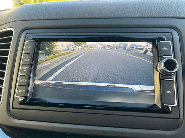 便利なバックビューカメラを装備し、ステアリング舵角に合わせたガイドライン表示もおこないます。駐車が苦手な方でも安心していただける装備です。