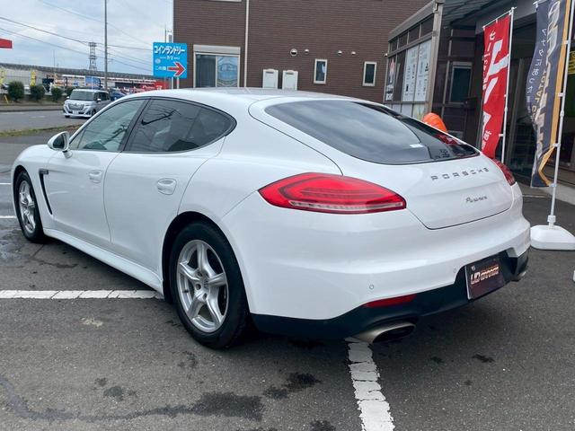 パナメーラ 　禁煙車　ＥＴＣ　クリアランスソナー　バックカメラ　ナビ　純正アルミホイール　オートライト　ＡＴ　シートヒーター　キーレスエントリー　アイドリングストップ　ＣＤ　ＤＶＤ再生　ＵＳＢ　Ｂｌｕｅｔｏｏｔｈ（4枚目）