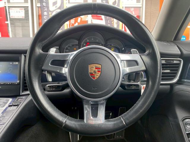 パナメーラ 　禁煙車　ＥＴＣ　クリアランスソナー　バックカメラ　ナビ　純正アルミホイール　オートライト　ＡＴ　シートヒーター　キーレスエントリー　アイドリングストップ　ＣＤ　ＤＶＤ再生　ＵＳＢ　Ｂｌｕｅｔｏｏｔｈ（8枚目）