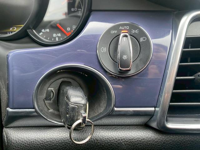 パナメーラ 　禁煙車　ＥＴＣ　クリアランスソナー　バックカメラ　ナビ　純正アルミホイール　オートライト　ＡＴ　シートヒーター　キーレスエントリー　アイドリングストップ　ＣＤ　ＤＶＤ再生　ＵＳＢ　Ｂｌｕｅｔｏｏｔｈ（17枚目）