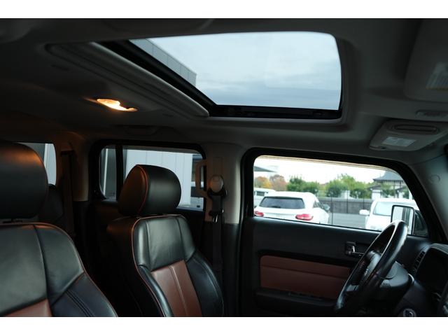 ハマーＨ３ 　タイプＧ　左ハンドル　サンルーフ　正規ディーラー車（保証書＆取説）　ツートンレザーシート　パワーシート　社外ナビ　Ｂｌｕｅｔｏｏｔｈ　Ｂカメラ　記録簿　ＴＶ（8枚目）