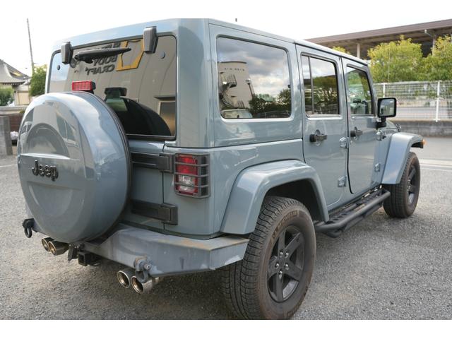 ジープ・ラングラーアンリミテッド アルティテュード 限定車 社外4本出しマフラー バンパーガード 社外リアバンパー 社外ナビBluetooth Bカメラ シートヒーター 社外サイドステップ ブラックレザーシート リアナンバープレート移植(2枚目)