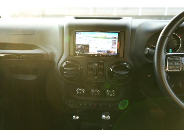 ジープ・ラングラーアンリミテッド アルティテュード 限定車 社外4本出しマフラー バンパーガード 社外リアバンパー 社外ナビBluetooth Bカメラ シートヒーター 社外サイドステップ ブラックレザーシート リアナンバープレート移植(5枚目)