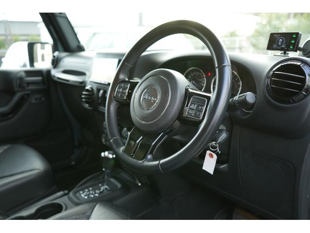 ジープ・ラングラーアンリミテッド アルティテュード 限定車 社外4本出しマフラー バンパーガード 社外リアバンパー 社外ナビBluetooth Bカメラ シートヒーター 社外サイドステップ ブラックレザーシート リアナンバープレート移植(8枚目)