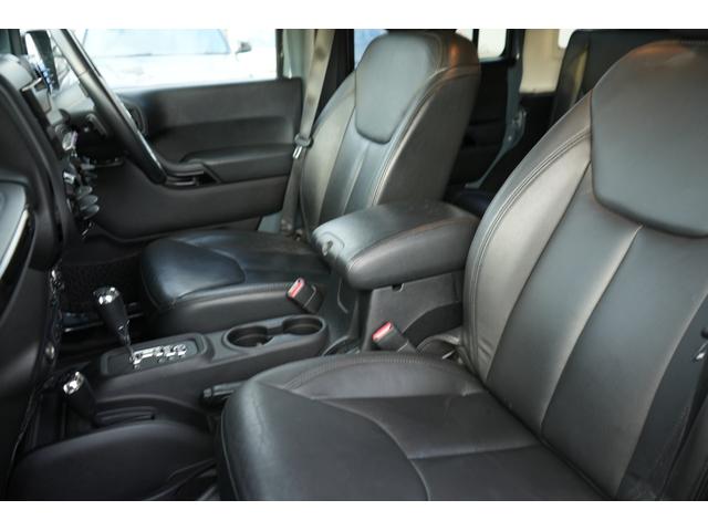 ジープ・ラングラーアンリミテッド アルティテュード 限定車 社外4本出しマフラー バンパーガード 社外リアバンパー 社外ナビBluetooth Bカメラ シートヒーター 社外サイドステップ ブラックレザーシート リアナンバープレート移植(11枚目)