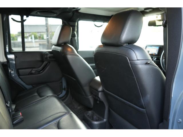 ジープ・ラングラーアンリミテッド アルティテュード 限定車 社外4本出しマフラー バンパーガード 社外リアバンパー 社外ナビBluetooth Bカメラ シートヒーター 社外サイドステップ ブラックレザーシート リアナンバープレート移植(12枚目)