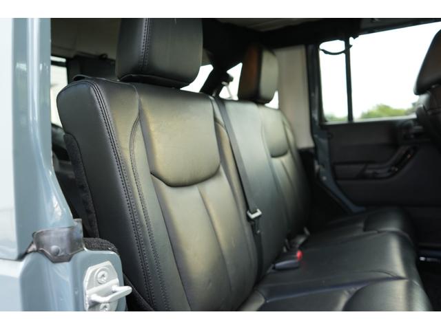 ジープ・ラングラーアンリミテッド アルティテュード 限定車 社外4本出しマフラー バンパーガード 社外リアバンパー 社外ナビBluetooth Bカメラ シートヒーター 社外サイドステップ ブラックレザーシート リアナンバープレート移植(13枚目)