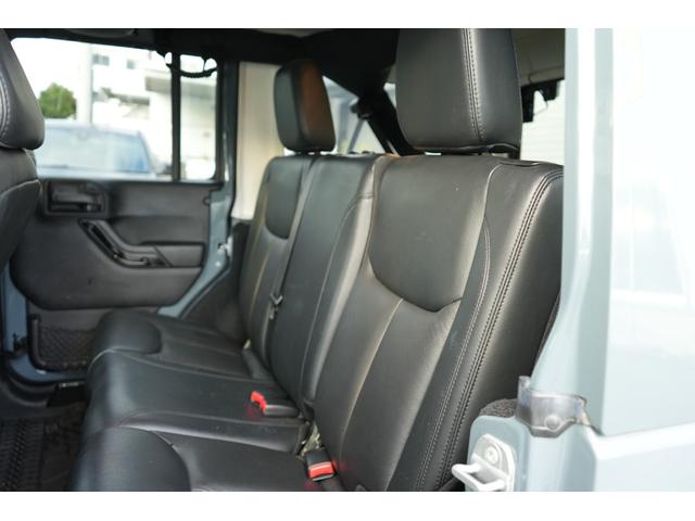 ジープ・ラングラーアンリミテッド アルティテュード 限定車 社外4本出しマフラー バンパーガード 社外リアバンパー 社外ナビBluetooth Bカメラ シートヒーター 社外サイドステップ ブラックレザーシート リアナンバープレート移植(14枚目)