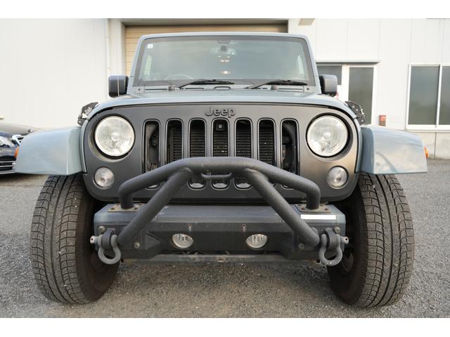 ジープ・ラングラーアンリミテッド アルティテュード 限定車 社外4本出しマフラー バンパーガード 社外リアバンパー 社外ナビBluetooth Bカメラ シートヒーター 社外サイドステップ ブラックレザーシート リアナンバープレート移植(15枚目)