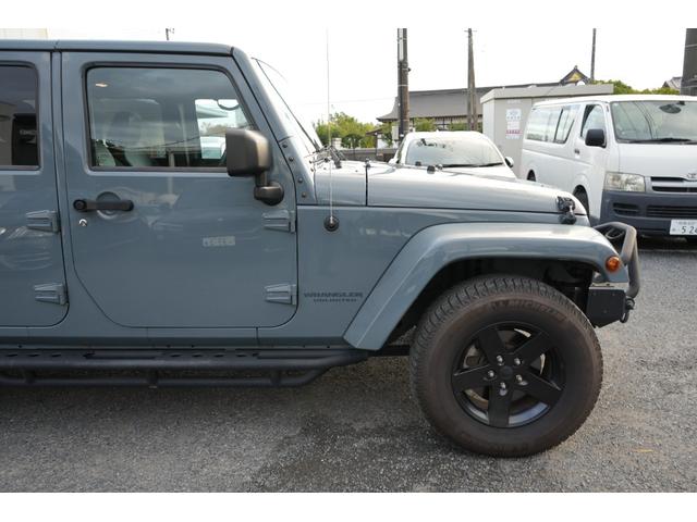 ジープ・ラングラーアンリミテッド アルティテュード 限定車 社外4本出しマフラー バンパーガード 社外リアバンパー 社外ナビBluetooth Bカメラ シートヒーター 社外サイドステップ ブラックレザーシート リアナンバープレート移植(19枚目)