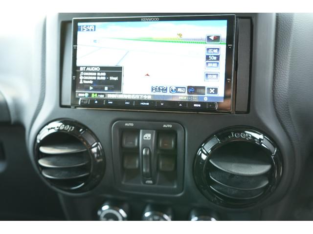 ジープ・ラングラーアンリミテッド アルティテュード 限定車 社外4本出しマフラー バンパーガード 社外リアバンパー 社外ナビBluetooth Bカメラ シートヒーター 社外サイドステップ ブラックレザーシート リアナンバープレート移植(25枚目)