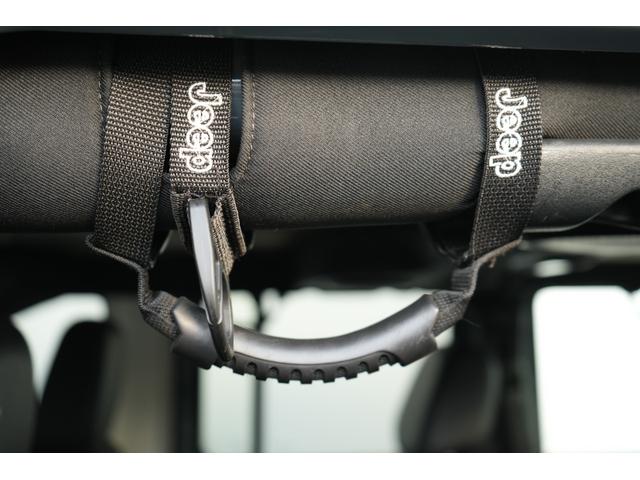 ジープ・ラングラーアンリミテッド アルティテュード 限定車 社外4本出しマフラー バンパーガード 社外リアバンパー 社外ナビBluetooth Bカメラ シートヒーター 社外サイドステップ ブラックレザーシート リアナンバープレート移植(39枚目)