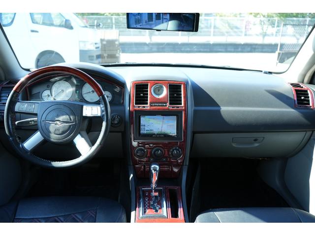 クライスラー・３００Ｃ ３．５　左ハンドル　２２インチアルミ　シートカバー　Ｂｌｕｅｔｏｏｔｈ　Ｂカメラ　ナビ　ＴＶ（3枚目）