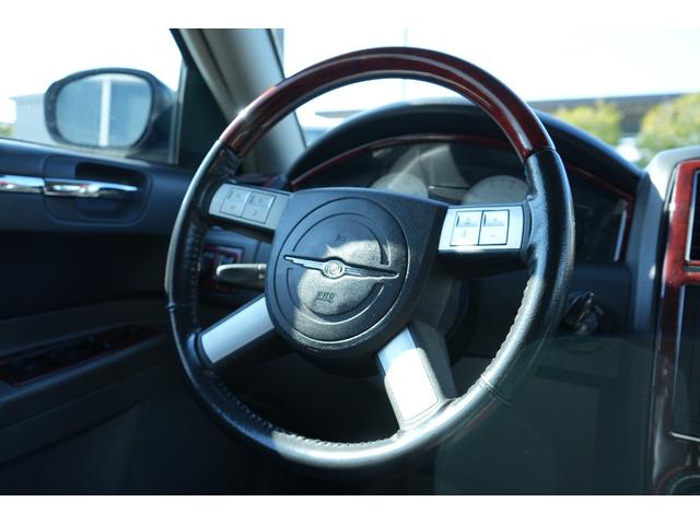 クライスラー・３００Ｃ ３．５　左ハンドル　２２インチアルミ　シートカバー　Ｂｌｕｅｔｏｏｔｈ　Ｂカメラ　ナビ　ＴＶ（4枚目）