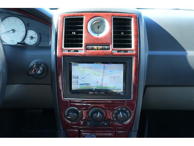 クライスラー・３００Ｃ ３．５　左ハンドル　２２インチアルミ　シートカバー　Ｂｌｕｅｔｏｏｔｈ　Ｂカメラ　ナビ　ＴＶ（5枚目）