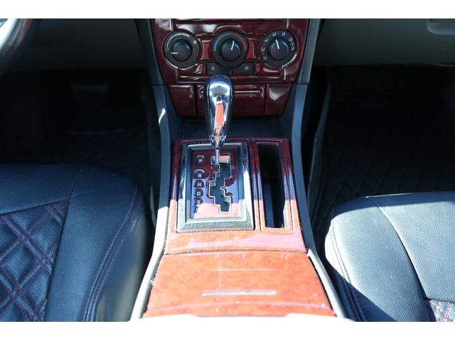 クライスラー・３００Ｃ ３．５　左ハンドル　２２インチアルミ　シートカバー　Ｂｌｕｅｔｏｏｔｈ　Ｂカメラ　ナビ　ＴＶ（6枚目）