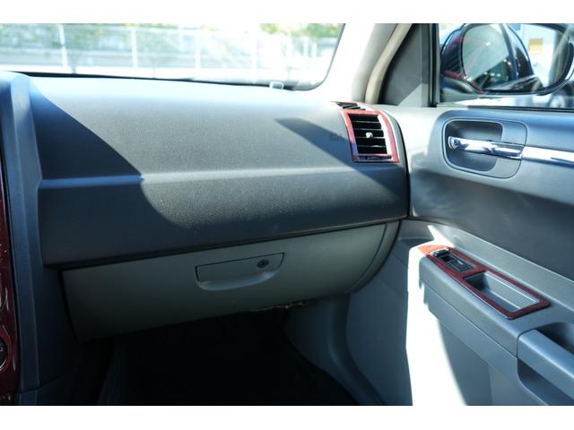 クライスラー・３００Ｃ ３．５　左ハンドル　２２インチアルミ　シートカバー　Ｂｌｕｅｔｏｏｔｈ　Ｂカメラ　ナビ　ＴＶ（7枚目）