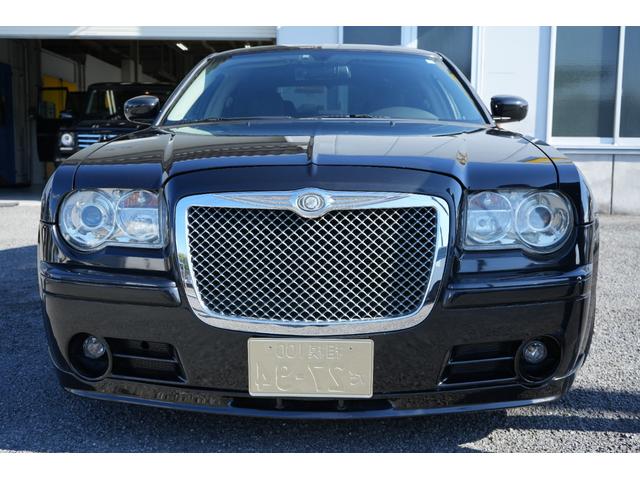 クライスラー・３００Ｃ ３．５　左ハンドル　２２インチアルミ　シートカバー　Ｂｌｕｅｔｏｏｔｈ　Ｂカメラ　ナビ　ＴＶ（9枚目）