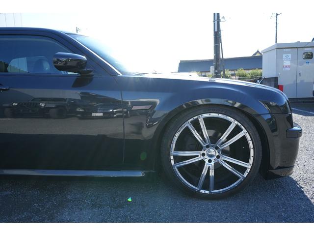 クライスラー・３００Ｃ ３．５　左ハンドル　２２インチアルミ　シートカバー　Ｂｌｕｅｔｏｏｔｈ　Ｂカメラ　ナビ　ＴＶ（13枚目）